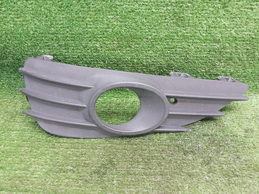 заглушка (решетка) в бампер Opel Astra GTC H рестайлинг (2006—2014) 2012, Название двигателя 1.8i Z18XER, 13110336 - фото №1
