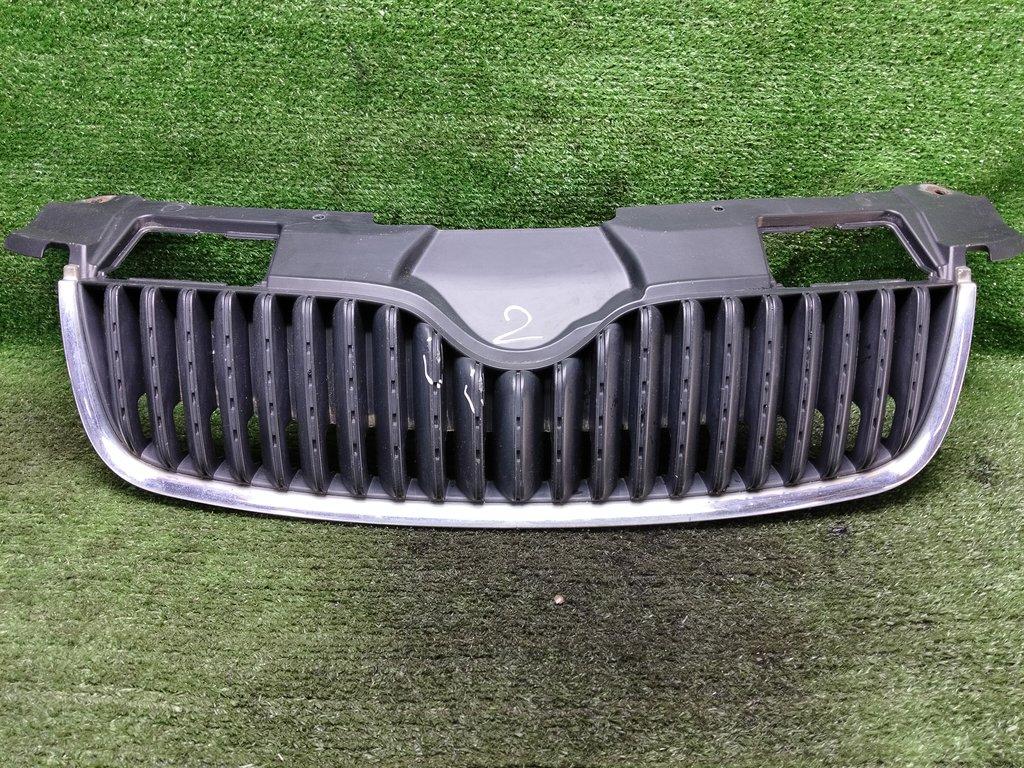 решетка радиатора Skoda Fabia II (2007—2010) 2009, Название двигателя 1.2i BZG, 5J0853668A - фото №1
