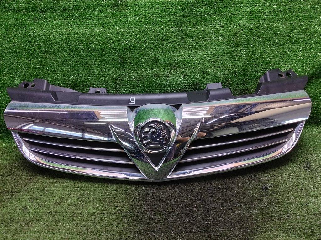 решетка радиатора Opel Zafira B рестайлинг (2008—2014) 2012, Название двигателя 1.6i Z16XER, 13247331 - фото №1