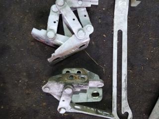 петля капота левая Mercedes-Benz Sprinter 1 поколение (W901-905) [рестайлинг] 2005, 2.1 л., OM 611.981, дизель, микроавтобус