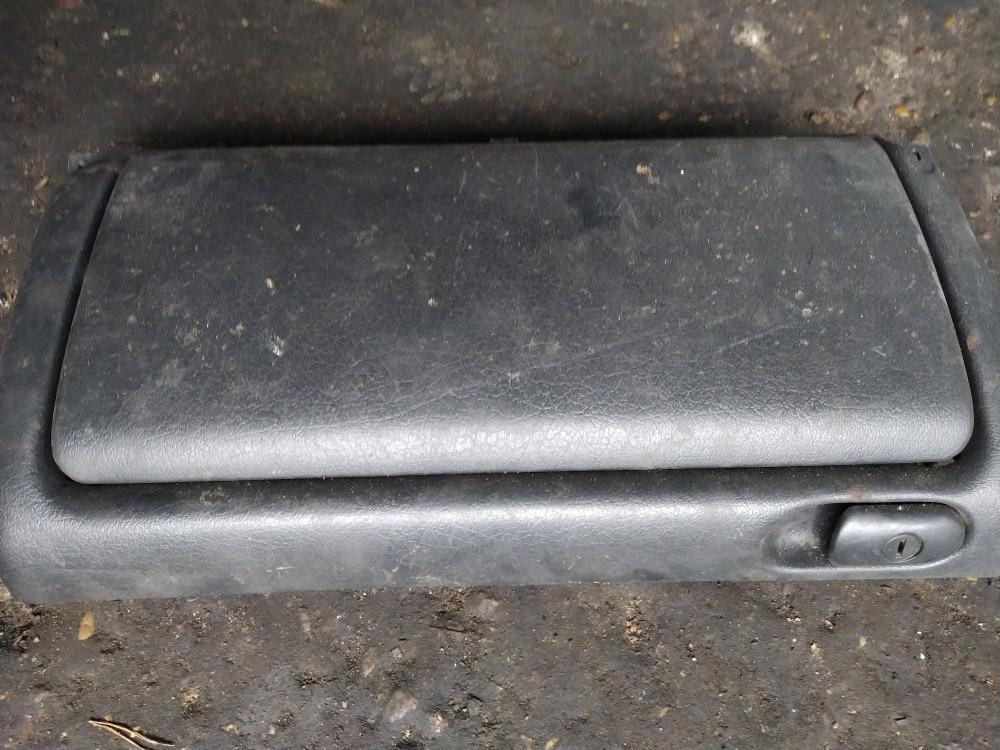 бардачок Volkswagen Golf 3 поколение 1996, 1.9 л., дизель, хетчбэк 5 дв. - фото №1