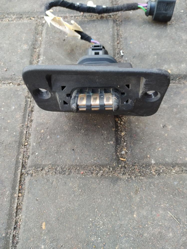 выключатель концевой (концевик) Volkswagen Caddy 3 поколение 2006, 1.9 л., дизель, универсал - фото №1