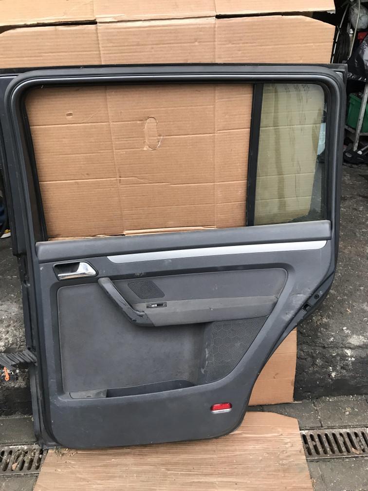 дверь задняя правая Volkswagen Touran 1 поколение 2006, 1.9 л., дизель, минивэн - фото №1
