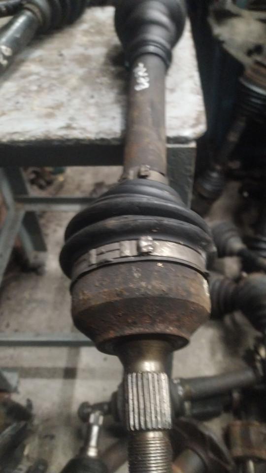 полуось передняя правая (приводной вал, ШРУС) Citroen Berlingo 1 поколение (M49) 1998, 1.9 л., дизель, вариатор - фото №1