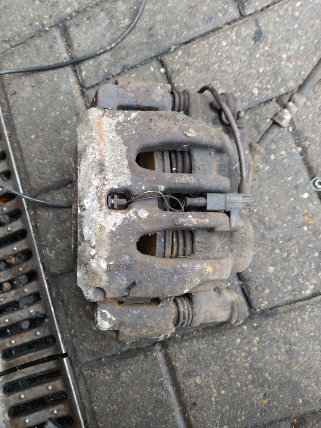 суппорт передний левый Mercedes-Benz Sprinter 2 поколение (W906) 2009, 2.2 л., микроавтобус - фото №1