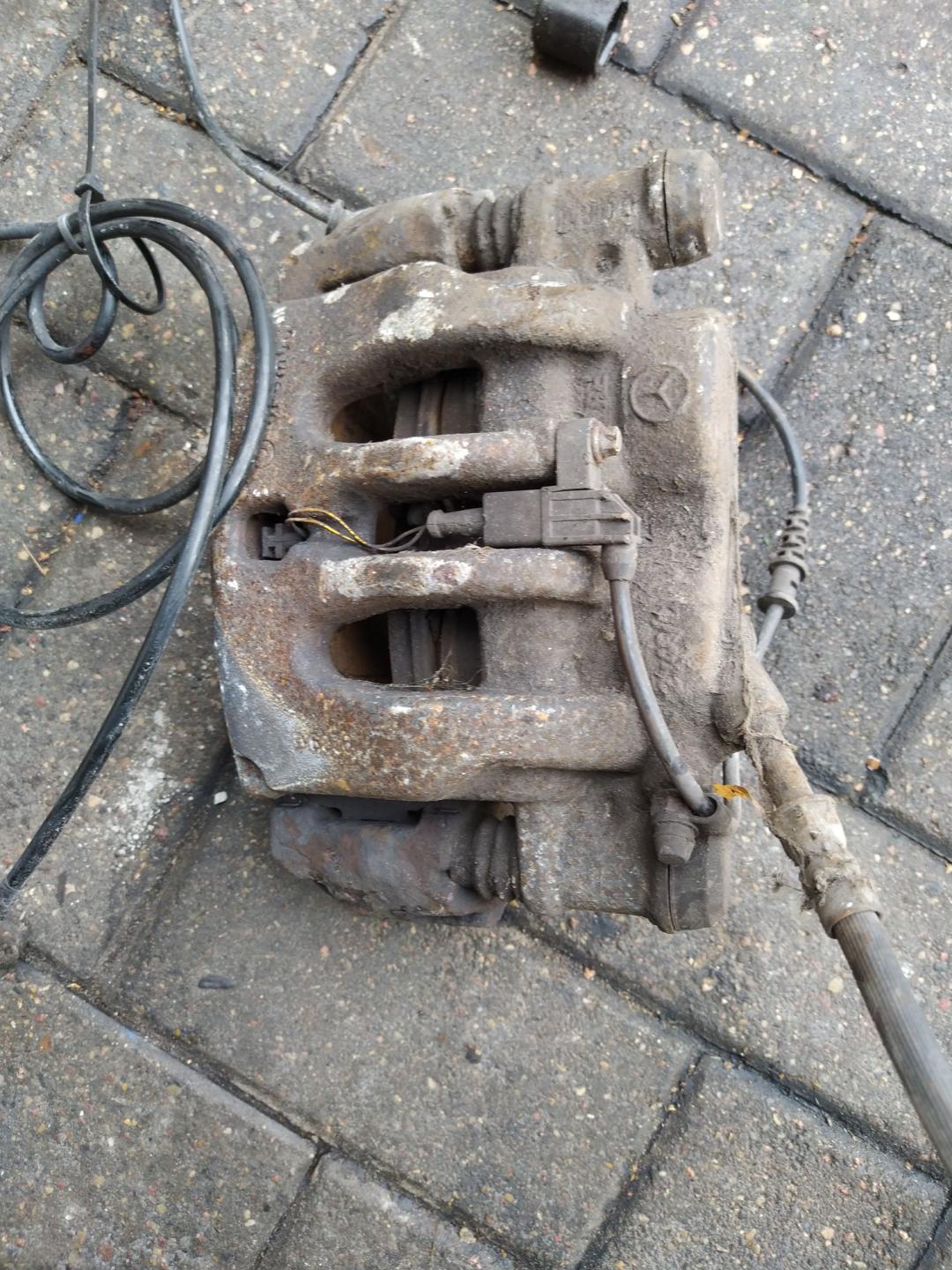 суппорт передний правый Mercedes-Benz Sprinter 2 поколение (W906) 2009, 2.2 л., микроавтобус - фото №1