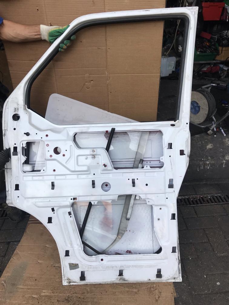 дверь передняя правая Volkswagen Transporter T4 1996, 1.9 л., ABL, дизель - фото №1