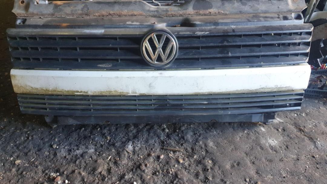 заглушка (решетка) в бампер Volkswagen Transporter T4 1996, 1.9 л., дизель - фото №1