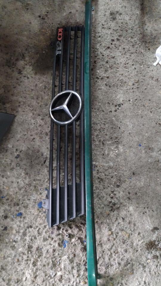 решетка радиатора Mercedes-Benz Vito W638 2003, 2.2 л., дизель - фото №1