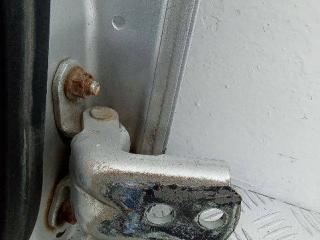 петля двери Nissan Versa C11 2008