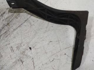 крепление ( кронштейн ) крыла Audi A4 B6 2004, 8E0821137