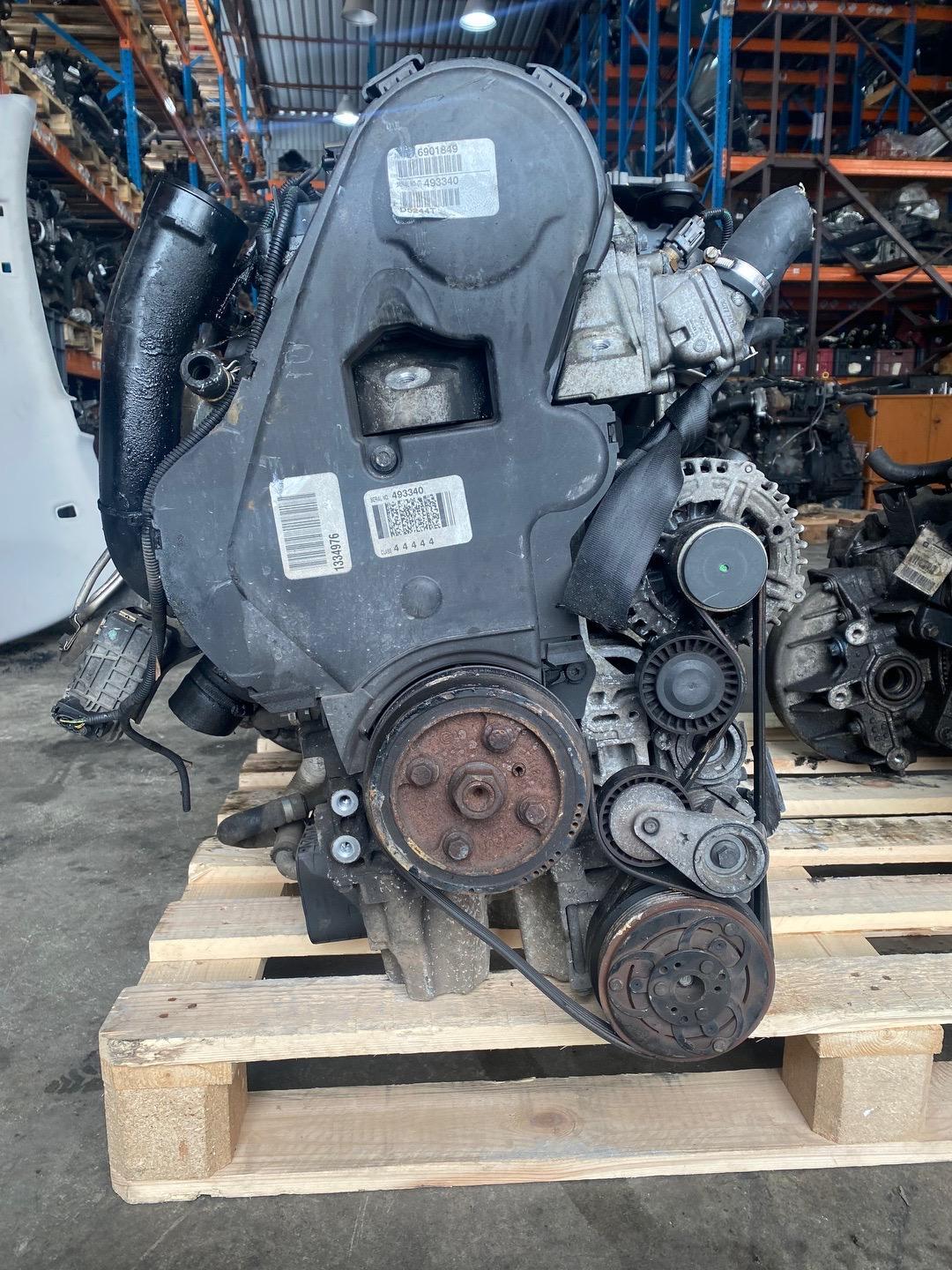 двигатель Volvo V50 1 поколение (2004 - 2007), 2.4 л., D 5244 T8, дизель, D5244T8 - фото №1