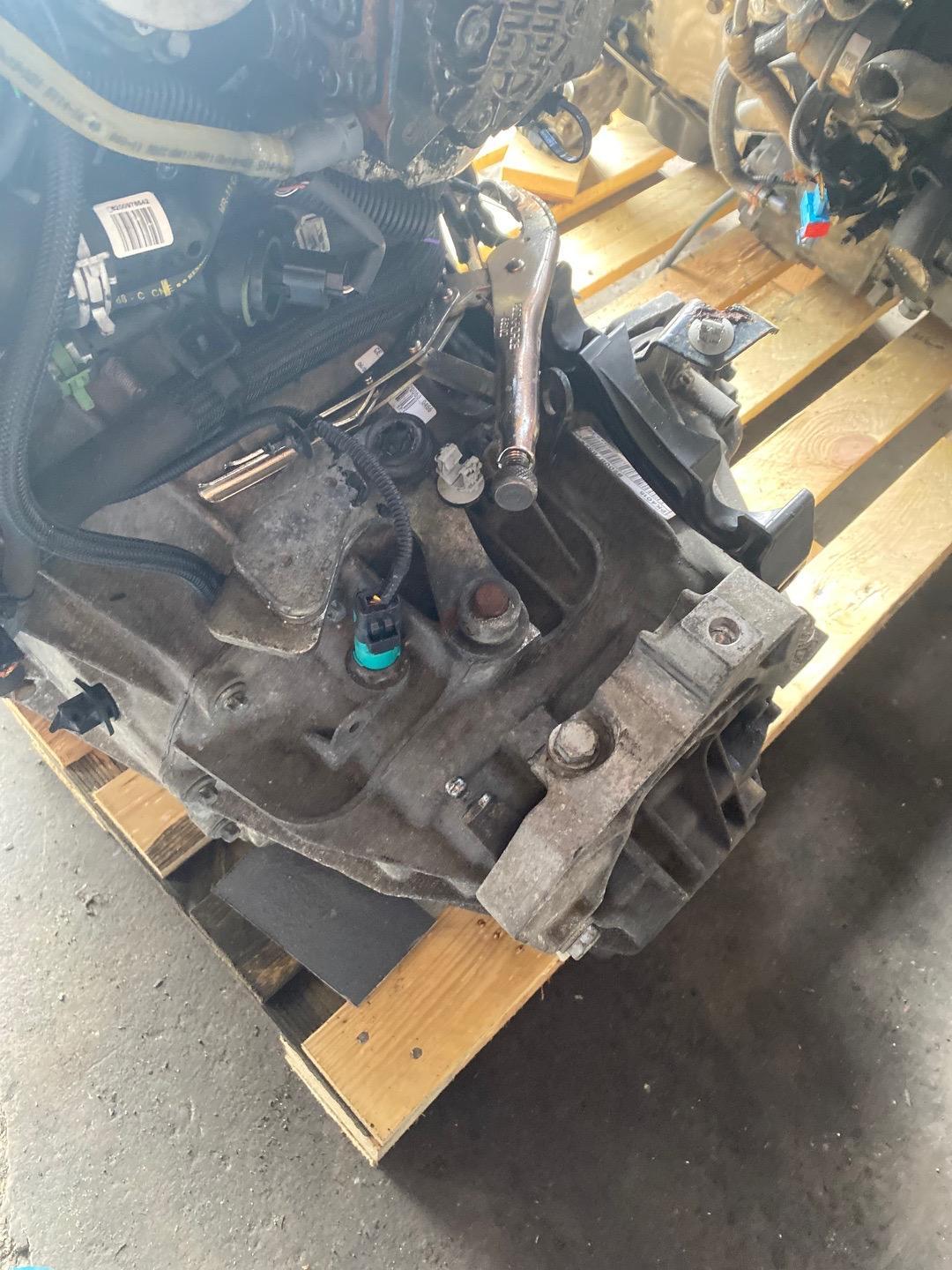 КПП механическая (МКПП) Renault Megane 3 поколение 2011, 2.0 л., M9R 610, дизель, МКПП, 8200878524 - фото №1
