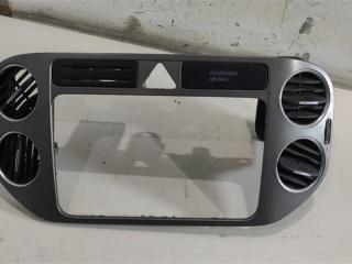 рамка под магнитолу Volkswagen Tiguan 1 поколение 2007, 1.4 л., TSI, бензин, внедорожник 5 дв., 5M0858071K, .