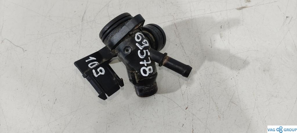 фланец (тройник) системы охлаждения Volkswagen Amarok 1 поколение 2013, 2.0 л., TFSI, бензин, пикап, 06H121132H, . - фото №1