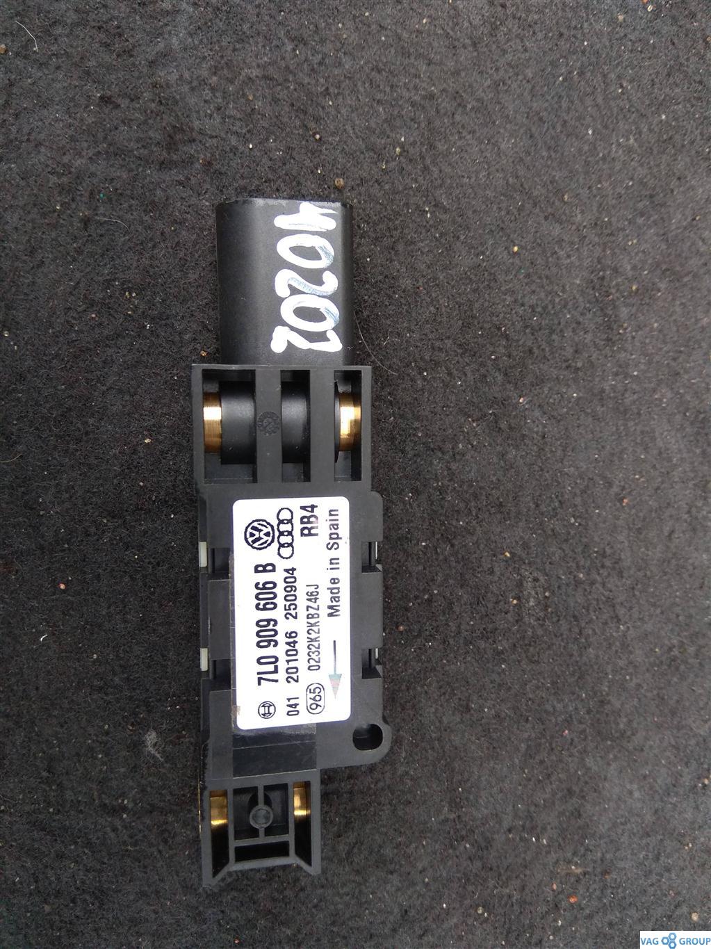 датчик удара Volkswagen Touareg 1 поколение 2004, 4.2 л., бензин, внедорожник 5 дв., 7L0909606B, . - фото №1