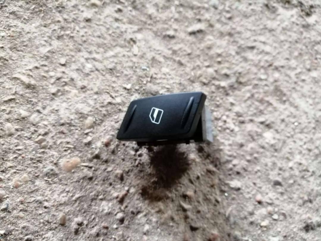 кнопка стеклоподъемника Skoda Yeti 1 поколение 2012, 2.0 л., дизель, 1Z0959855 - фото №1