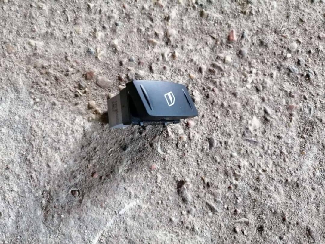 кнопка стеклоподъемника Skoda Yeti 1 поколение 2012, 2.0 л., дизель, 1Z0959855 - фото №1