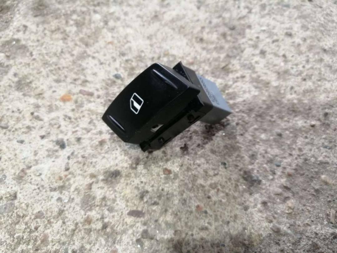 кнопка стеклоподъемника Skoda Yeti 1 поколение 2011, 1.2 л., бензин, 1Z0959855 - фото №1