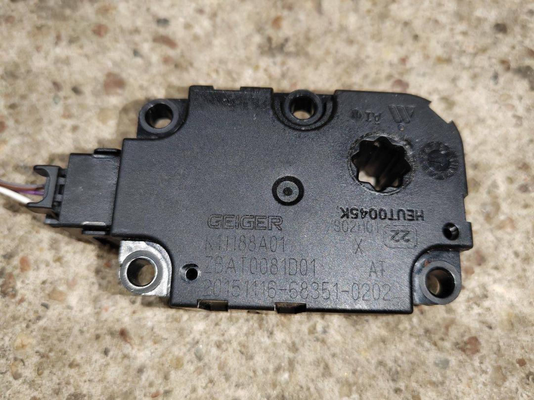 моторчик заслонки печки Audi A4 B9 2016, 1.4 л., бензин, 4M0820511 - фото №1