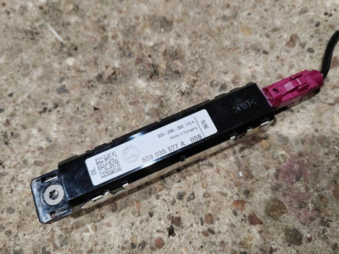 усилитель антенны Skoda Octavia 3 поколение (A7) 2016, 2.0 л., дизель, 5E9035577A - фото №1