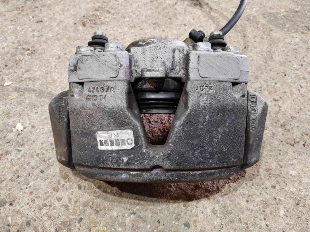 суппорт передний правый Audi A4 B8/8K 2009, 2.7 л., дизель, 8K0615124B - фото №1