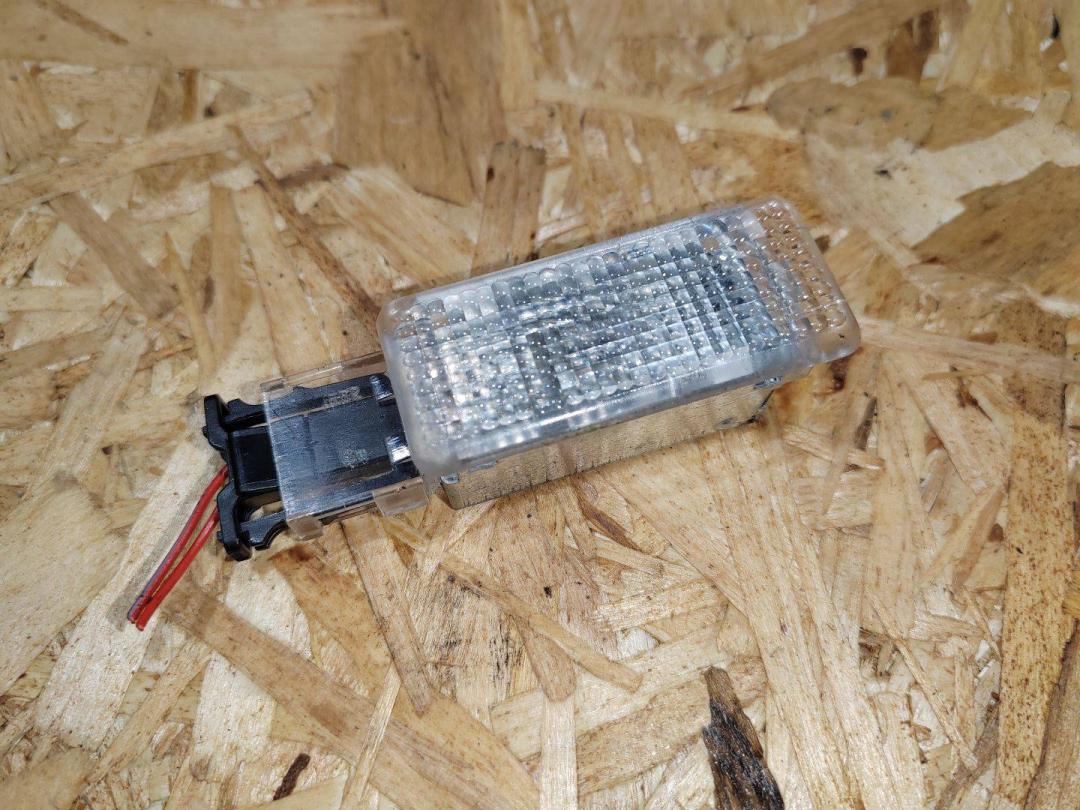 фонарь салона (плафон) Audi A4 B9 2016, 1.4 л., бензин, 7L0947415 - фото №1