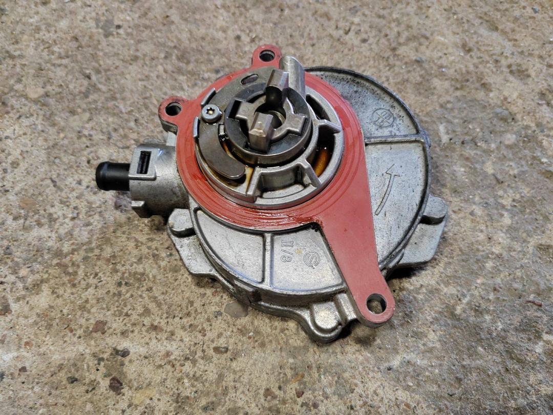 насос вакуумный Audi Q5 8R 2010, 3.2 л., бензин, 06E145100R - фото №1