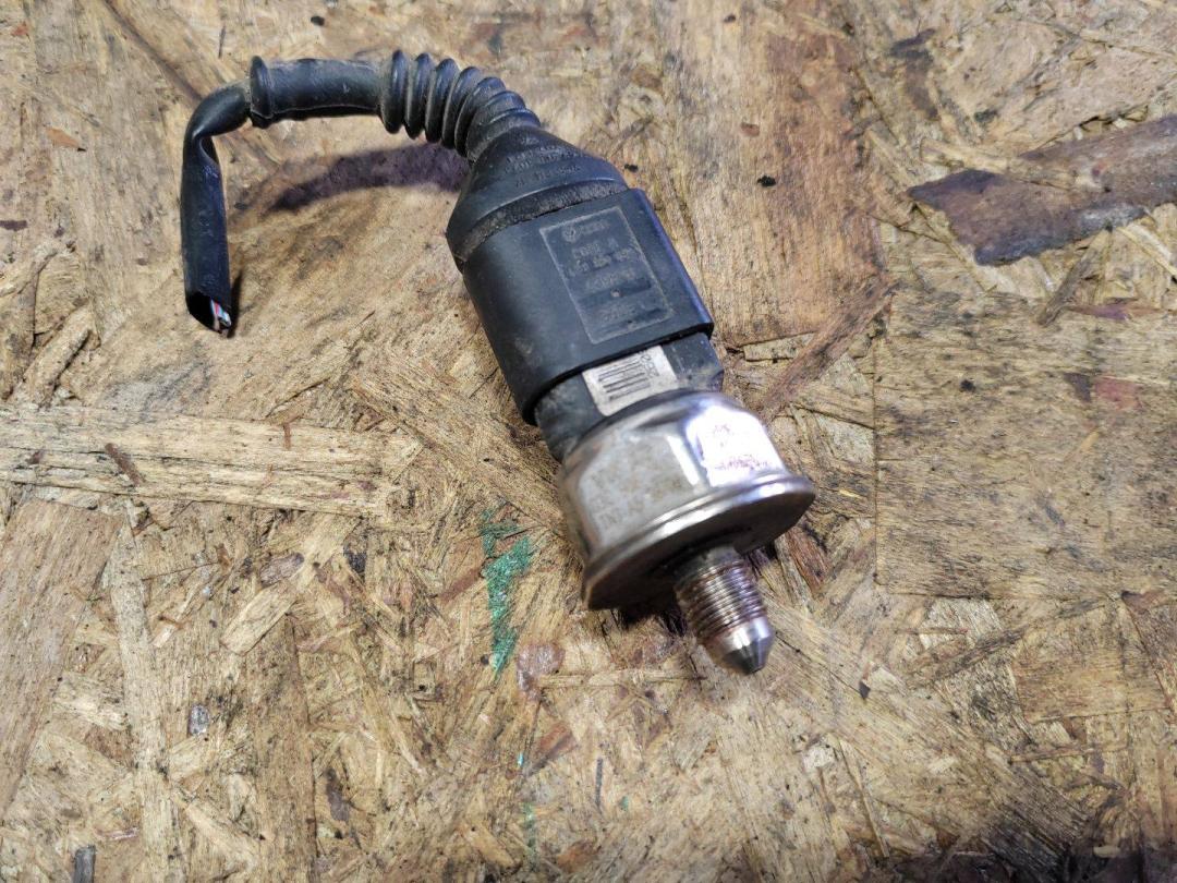 датчик давления топлива Audi Q5 8R 2010, 3.2 л., бензин, 03C906051D - фото №1