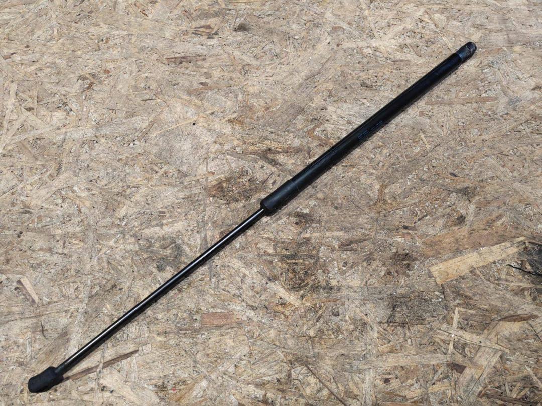 амортизатор капота Volkswagen Touareg 2 поколение 2012, 3.0 л., дизель, 7P6823359 - фото №1