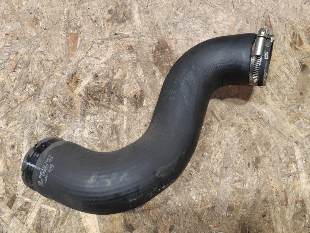 патрубок интеркулера Volkswagen Amarok 1 поколение 2H 2014, 2.0 л., дизель, 2H0145708B, 2H0145708D - фото №1