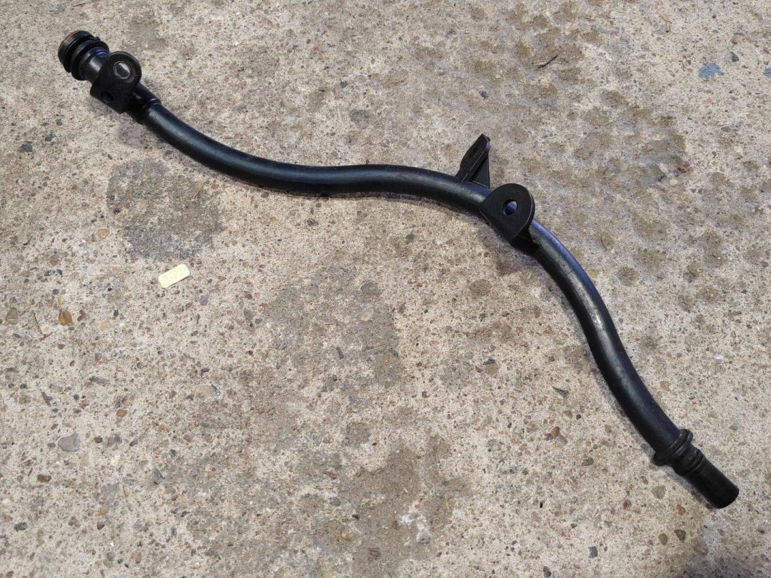 трубка масляного щупа Skoda Superb 2 поколение 2012, 2.0 л., дизель, 03L103634J - фото №1