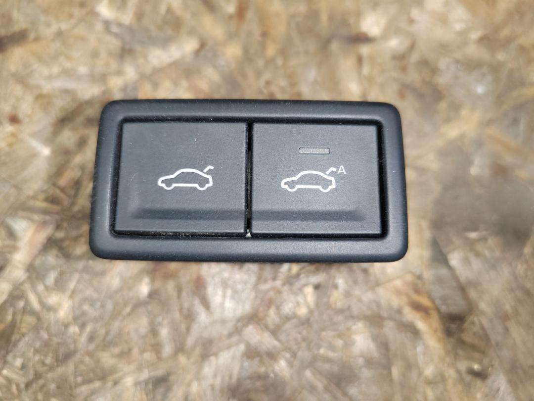 кнопка открытия багажника Volkswagen Touareg 3 поколение 2019, 3.0 л., дизель, 3G0959832A - фото №1