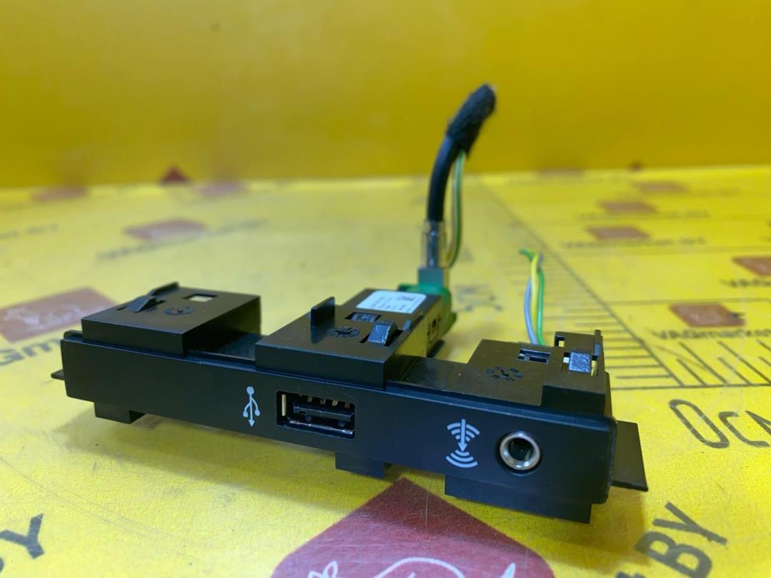 разъем AUX / USB Volkswagen Tiguan 2 поколение 2016, 2.0 л., бензин, 5Q0035726E, 5Q0035724, 5TA863324B - фото №1