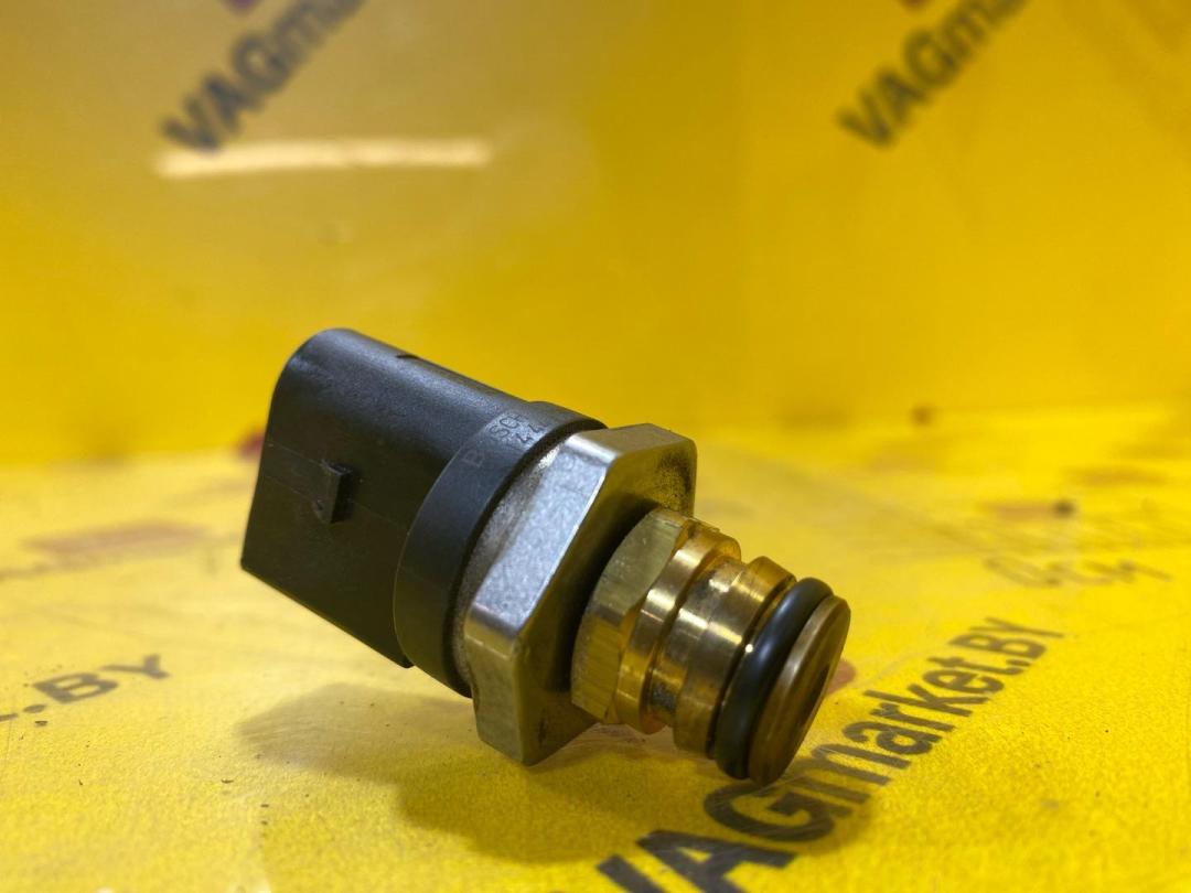 датчик давления топлива Volkswagen Tiguan 2 поколение 2016, 2.0 л., бензин, 06H906051J - фото №1