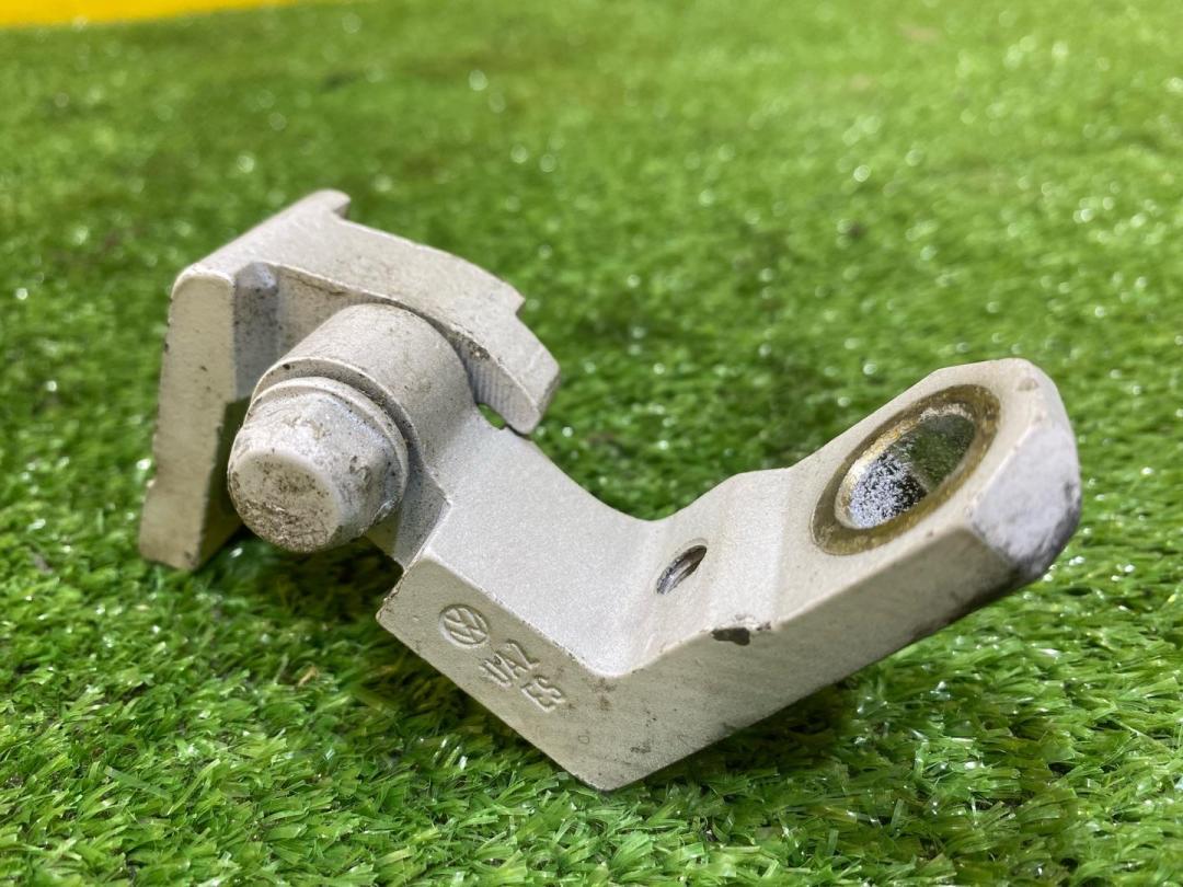 петля двери Volkswagen Caddy 4 поколение 2016, 1.4 л., бензин, 2K5831402 - фото №1