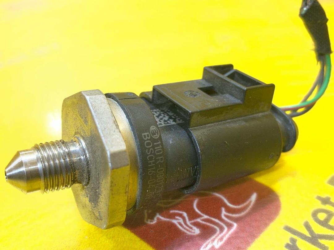 датчик давления топлива Skoda Octavia 3 поколение (A7) 2016, 1.8 л., бензин, 06J906051F - фото №1