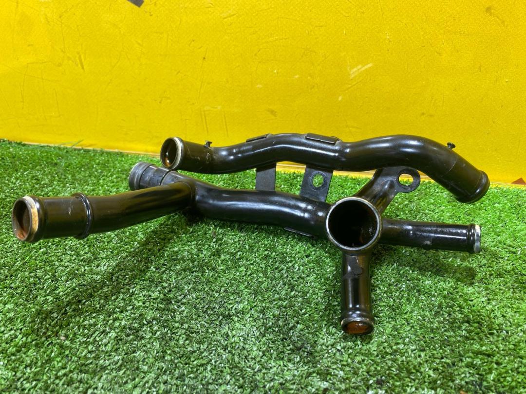 трубка охлаждающей жидкости Volkswagen Amarok 1 поколение 2H 2012, 2.0 л., дизель, 03L121049G - фото №1